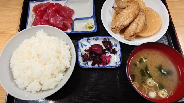 #10. 旅先では多めの現金を持っておきたい。青森・市場の食堂にて